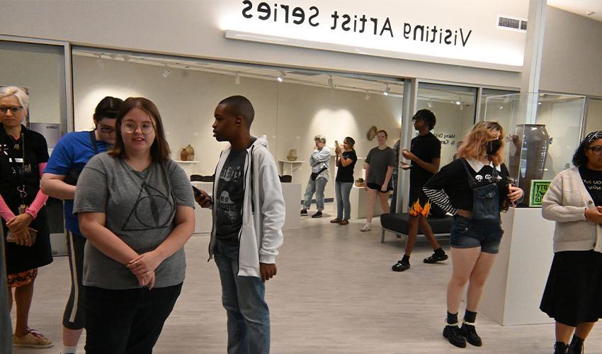 学生们正在观看卡伦·菲舍尔的艺术展览.